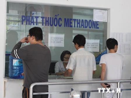 Uống thuốc Methadone để điều trị cai nghiện ma túy ở Trung tâm y tế dự phòng quận 8, TP Hồ Chí Minh.